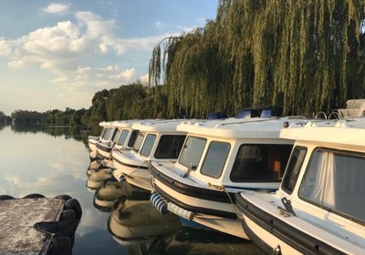 Old Willow No 7 Houseboat Charters