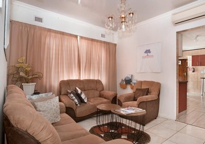 25 Jacaranda Lodge & Backpackers