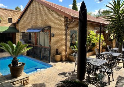 Le Cozmo Guest House