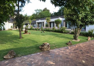 6 On Morris Guest Lodge