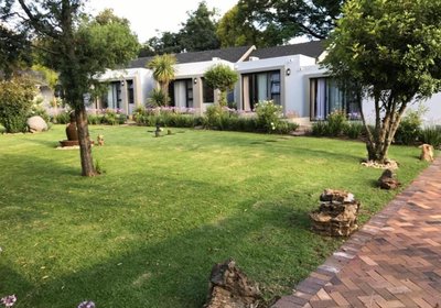 6 On Morris Guest Lodge