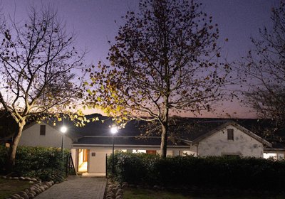 Under Oaks - The Vineyard Suites