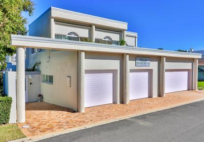 Hermanus Beachfront Lodge