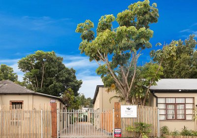 Inyathi Guest Lodge & Self-Catering