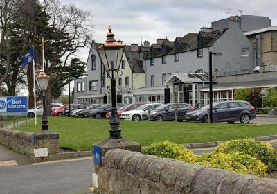 kings manor hotel grounds and hotel
