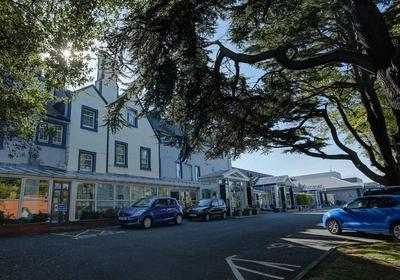 kings manor hotel grounds and hotel