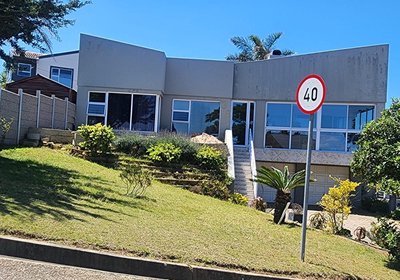 Lillies and Leopards Holiday Home 