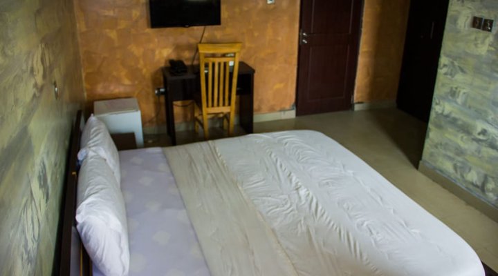 Glasshouse Hotel and Suites