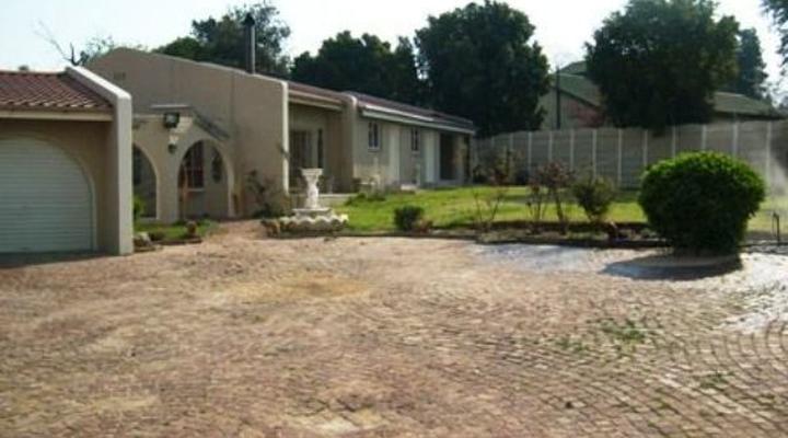 Queen Bed & Breakfast