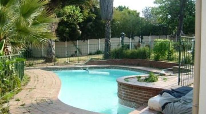 Queen Bed & Breakfast