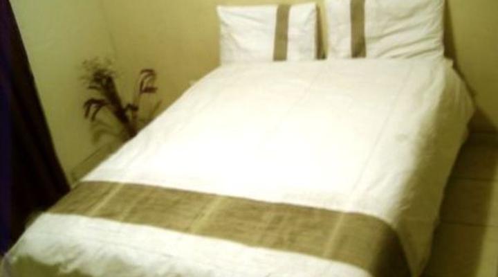 Queen Bed & Breakfast