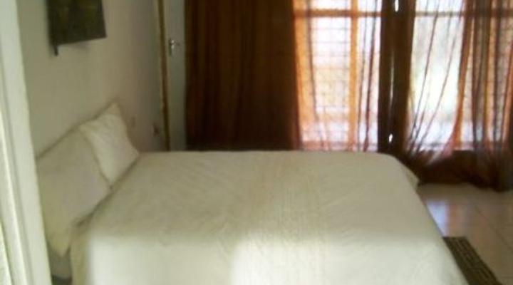 Queen Bed & Breakfast