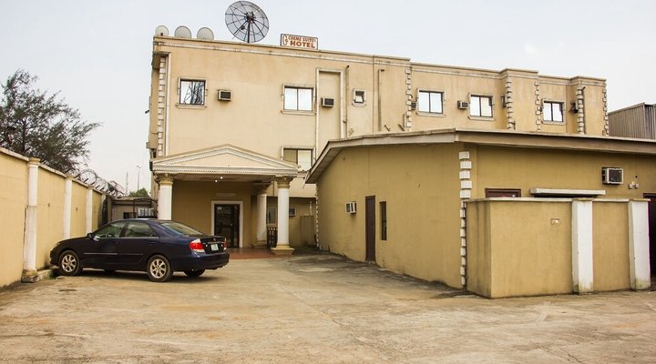 Creme Suites Hotel