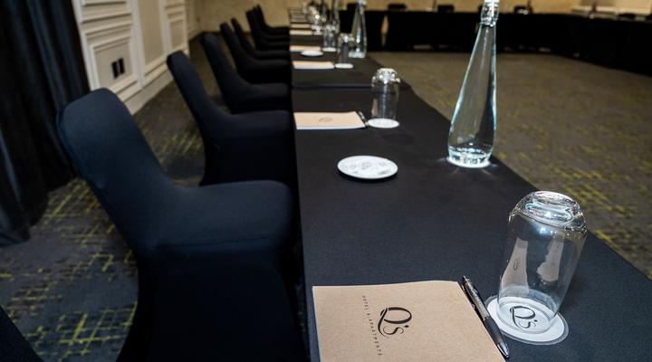 Q's Evander Hotel and Apartments