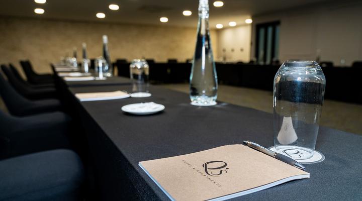 Q's Evander Hotel and Apartments