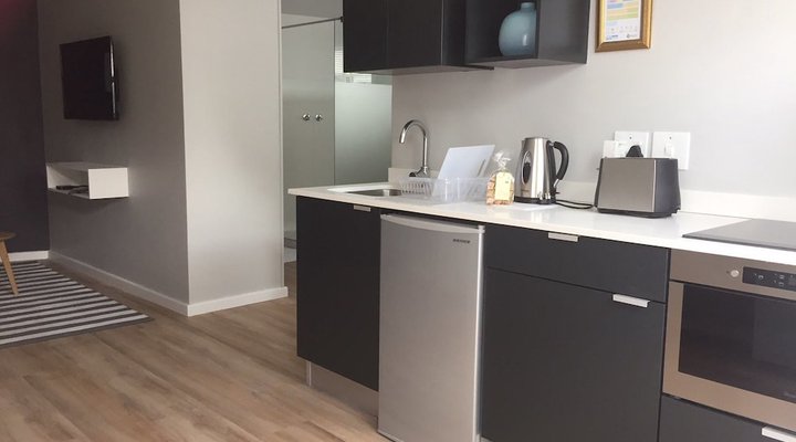 Central Claremont Garden Apartment