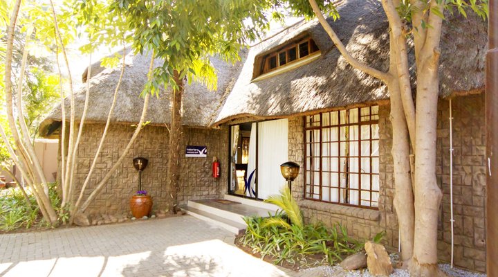 Col-John Hotel