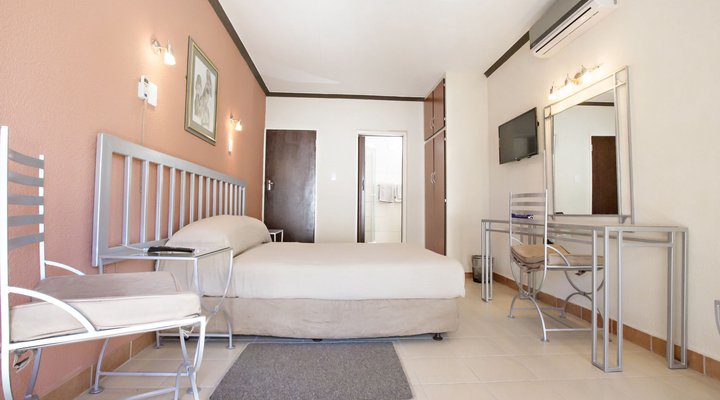 Col-John Hotel