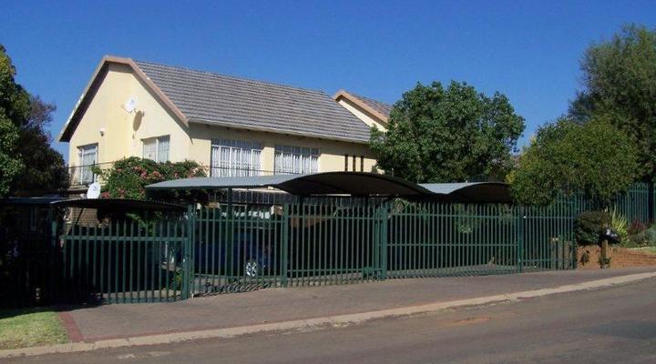 Lion's Den Guest House