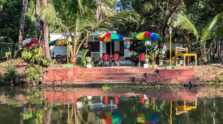 Aqua Lillies Waterfront Homestay