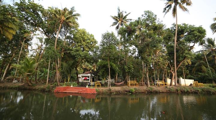 Aqua Lillies Waterfront Homestay