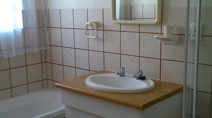 The Blue Beach House, Vrede St