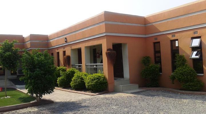 Gumare Executive Inn