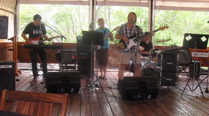 Tussen-I-Bome Oxwagon Resort