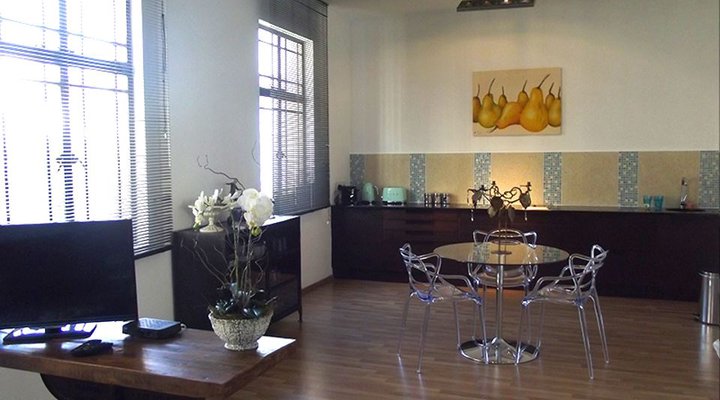 Shortmarket Street Apartment