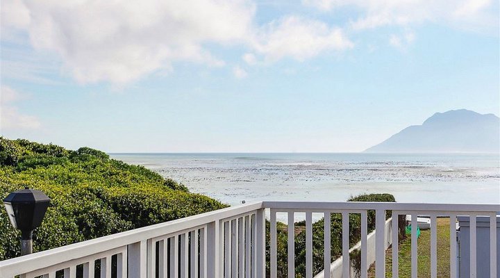 Long Beach Holiday Home