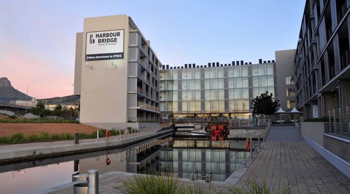 001 Harbour Bridge Hotel and Suites