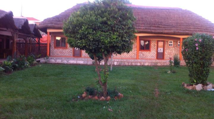 Bwindi Inn & Chalet Village