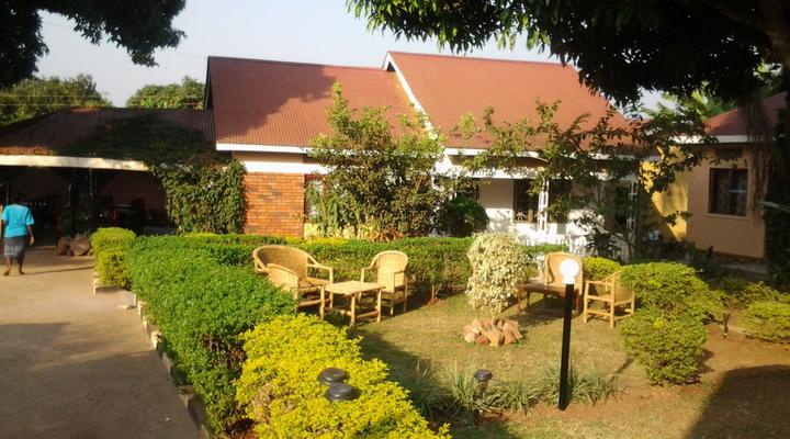 Bwindi Inn & Chalet Village