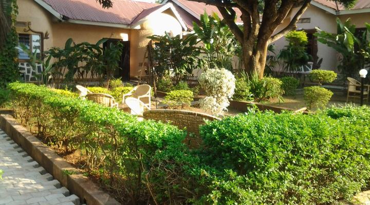 Bwindi Inn & Chalet Village