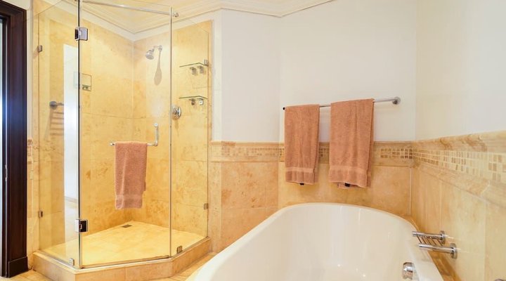 MG 103, Ballito Manor