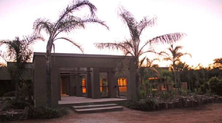 Red Ivory Backpackers