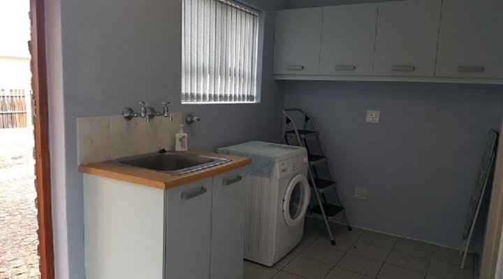 Buxton Close Holiday House