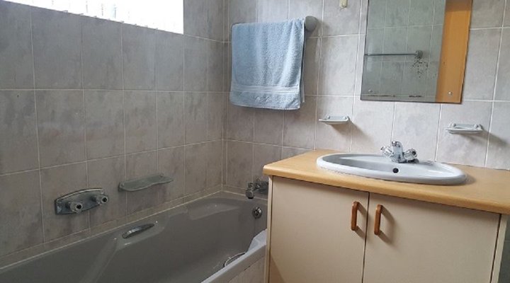 Buxton Close Holiday House