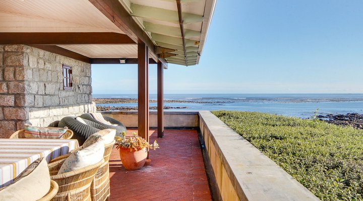 Arum Beach House 