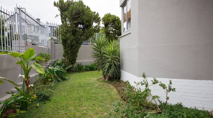 Upmarket Modern 1-Bedroom Flat on Kloofnek