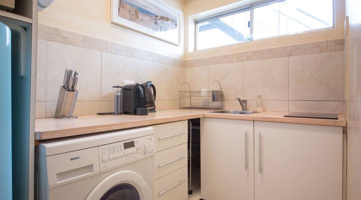 Upmarket Modern 1-Bedroom Flat on Kloofnek