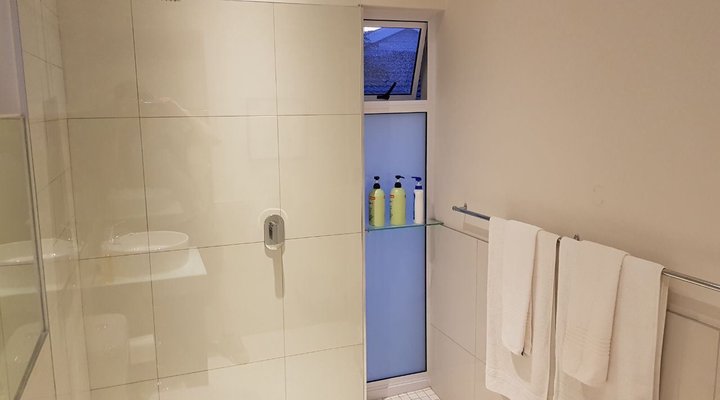 10 Cairns Apartment
