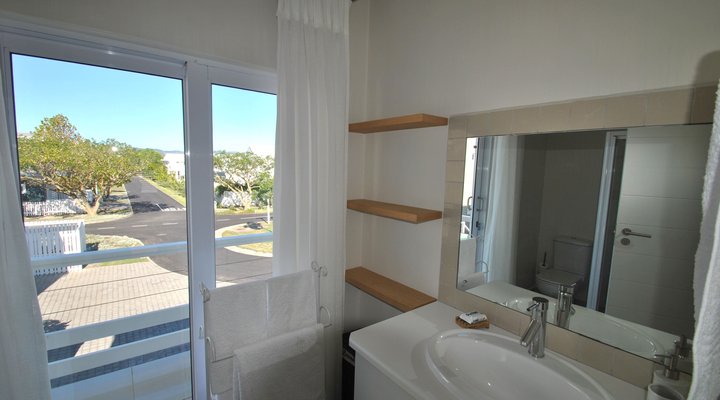 Fresh Modern Apartment on the Water 