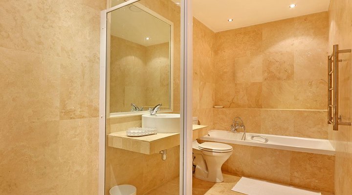 Dolphin Beach E18