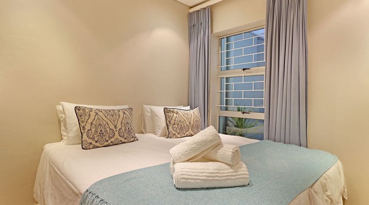 Dolphin Beach E18