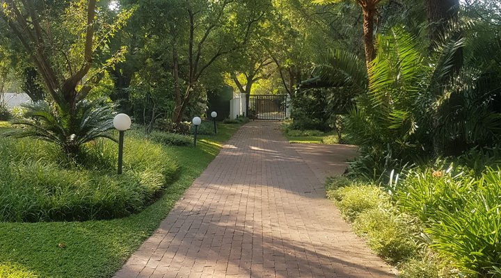 Private Bryanston Cottage with Garden