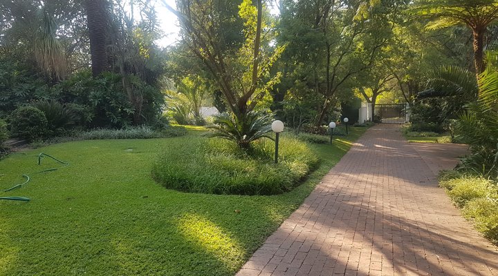Private Bryanston Cottage with Garden