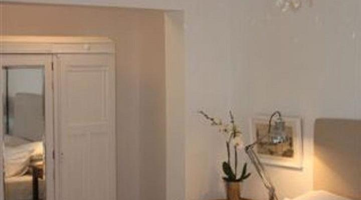 Living Life Station House