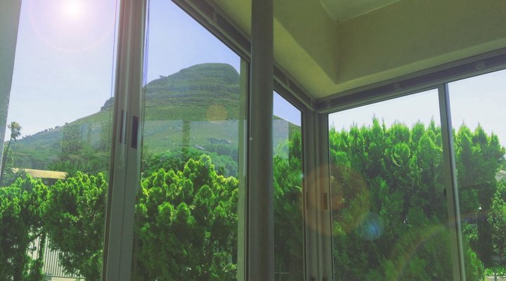 Upmarket Modern 1-Bedroom Flat on Kloofnek