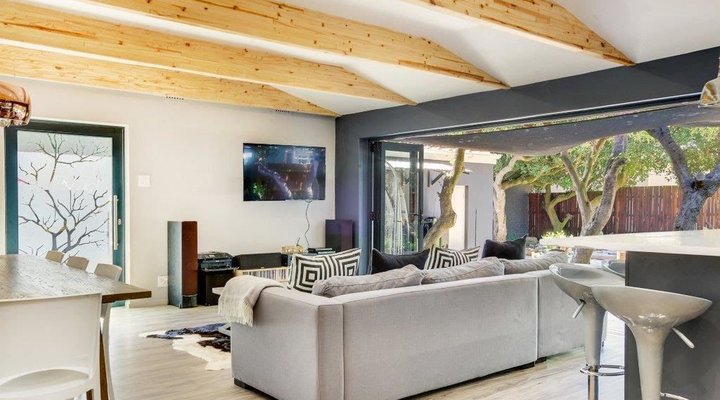 Long Beach Holiday Home